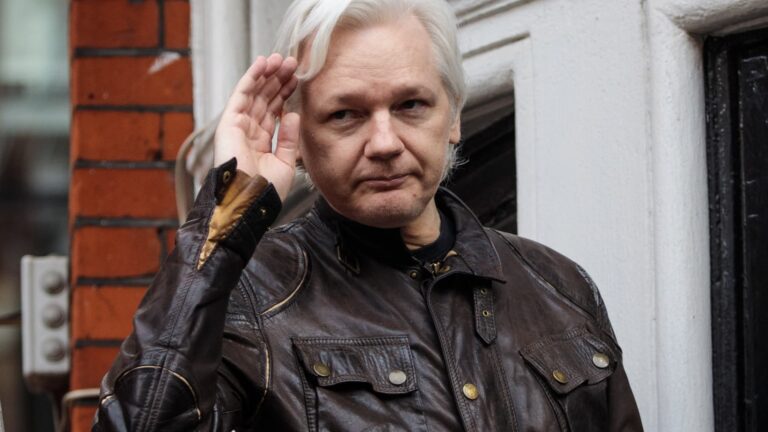 Julian Assange z WikiLeaks sa môže odvolať proti vydaniu na súd USA: Spojené kráľovstvo