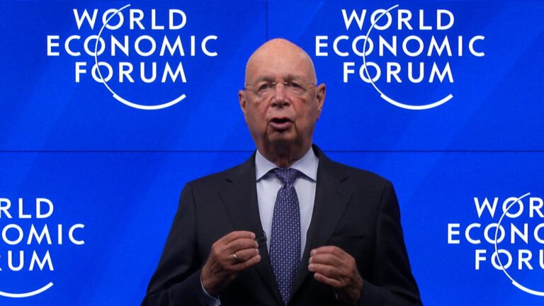Svetového ekonomického fóra, zakladateľ Davosu Klaus Schwab, aby ustúpil z výkonnej funkcie