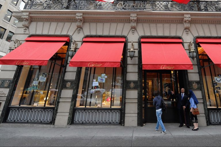 Muž si po preklepe kúpi náušnice Cartier za 14 000 dolárov len za 14 dolárov