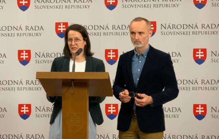 Vláda poskytuje útočisko členovi proruskej platformy, podľa progresívcov unáša Slovensko na východ (video)