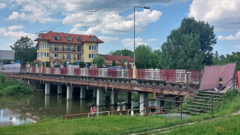 Od pondelka 20. mája bude na Hradskej ulici vo Vrakuni obmedzená doprava, dôvodom je rekonštrukcia mosta