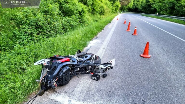 Medzi obcami Topoľčianky a Skýcov prišiel o život 24-ročný motorkár (foto)