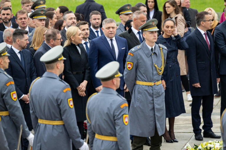 Fico si na Slavíne pripomenul Deň víťazstva nad fašizmom. Hovoril aj o silnom pute so Sovietskym zväzom (foto)