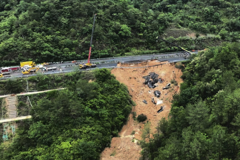 Počet obetí sa po zrútení diaľnice v Číne zvýšil na takmer 50, po kolapse cesty našli 23 vozidiel