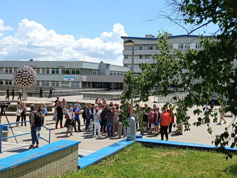 Fica prišla pred Rooseveltovu nemocnicu v Banskej Bystrici podporiť asi stovka ľudí (video+foto)