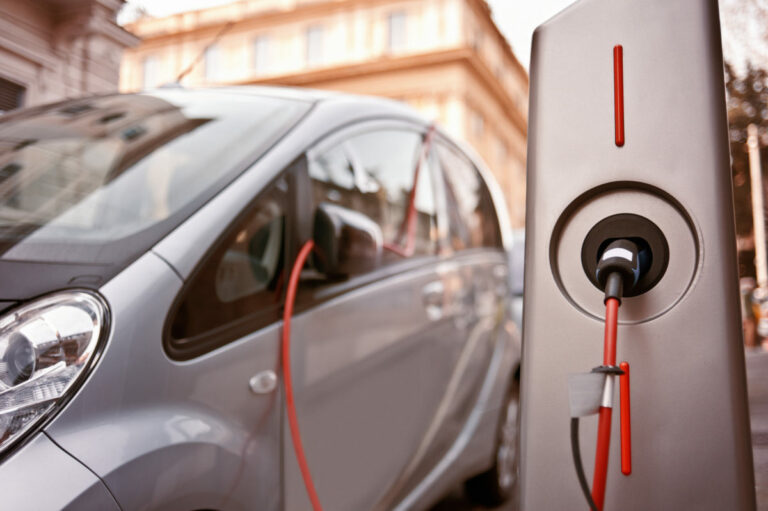 Cena elektriny pre nabíjanie elektromobilov zostáva vďaka dlhodobým kontraktom stabilná