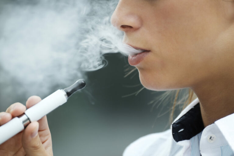 Elektronické cigarety by mohli zachrániť tisíce životov, tvrdia britskí vedci