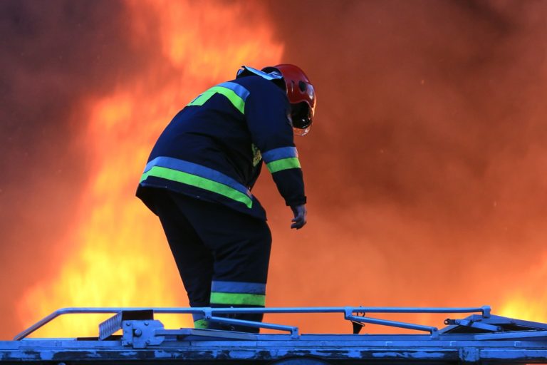Plzenskí hasiči zasahovali pri požiari pneumatík v obci Postřekov, plamene zasiahli rodinný dom a niekoľko budov