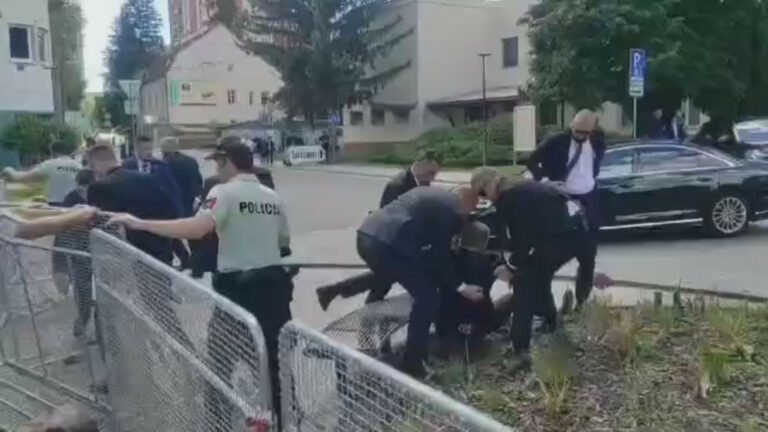 Zinscenované divadlo so slepými nábojmi? Väčšina Slovákov neverí konšpiráciám o atentáte na Fica