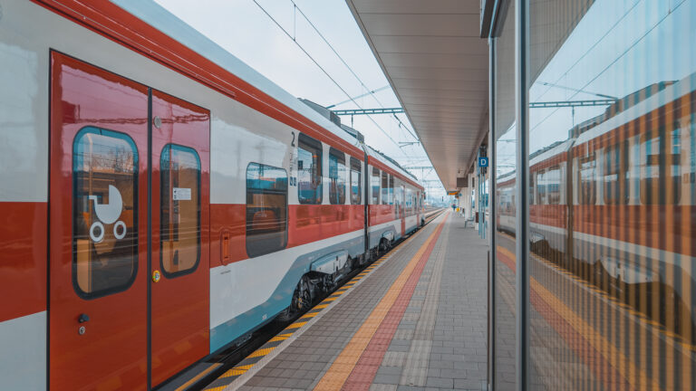 Viaceré vlaky medzi Partizánskym a Prievidzou vypadli pre práce na trati, vrátane rýchlikov