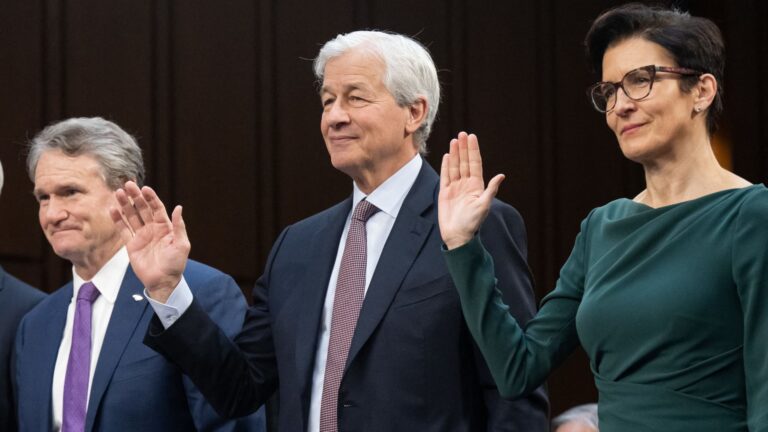 JPMorgan, Morgan Stanley zvyšujú spätné odkupy akcií, keďže súperi robia menšie kroky