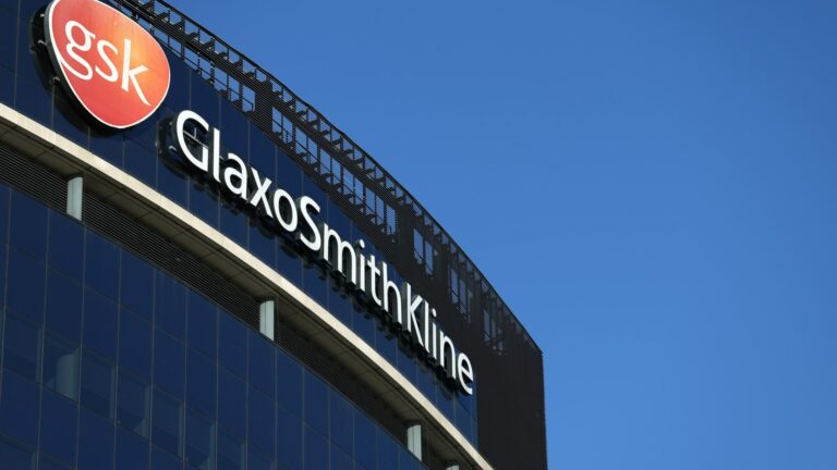 FDA schvaľuje vakcínu GSK RSV pre dospelých vo veku 50 až 59 rokov
