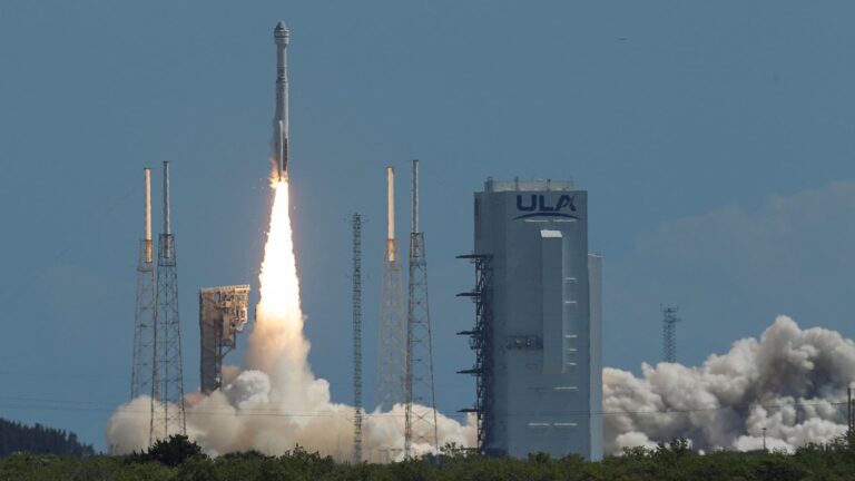 Boeing Starliner vypustil prvých astronautov NASA na ISS