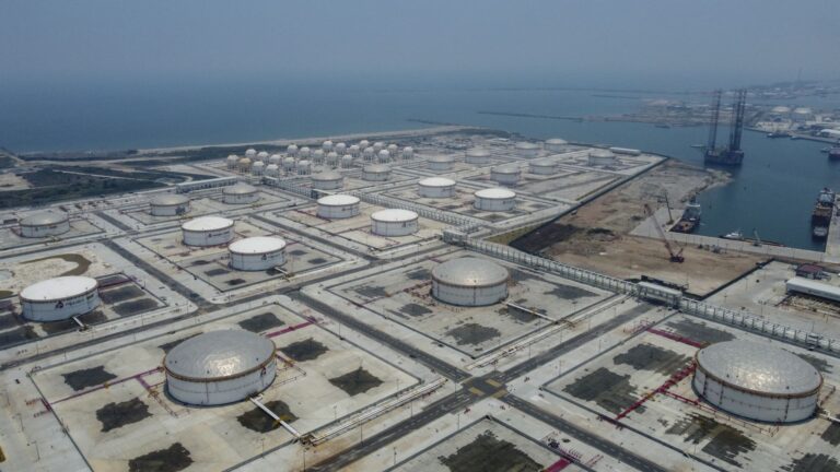 Big Oil prísne varoval, že do roku 2030 sa očakáva veľký prebytok ponuky