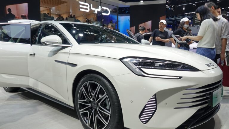 Čínske zásoby elektromobilov prudko vzrástli po tom, čo EÚ uvalila dodatočné dovozné clá až o 38 %.