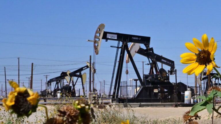 WTI rastie, keď obchodníci čakajú na údaje o zásobách v USA