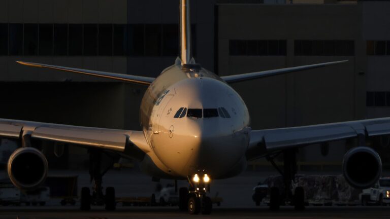 Akcie Airbusu klesajú, pretože spoločnosť znižuje usmernenia na rok 2024 o cieľoch a dodávkach