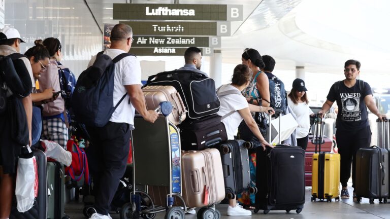 Rekordné letné cestovanie aerolíniami začína a s tým aj meškania letov