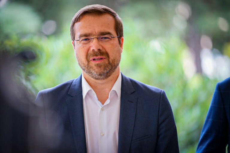 Krajčí varuje pred novým tajomníkom Lorencom na ministerstve zdravotníctva, jeho predošlé pôsobenie vyvoláva otázky