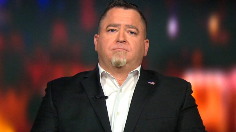Luis Elizondo sa ospravedlňuje za prezentovanie falošného obrázku „materskej lode UFO“ na súkromnej akcii