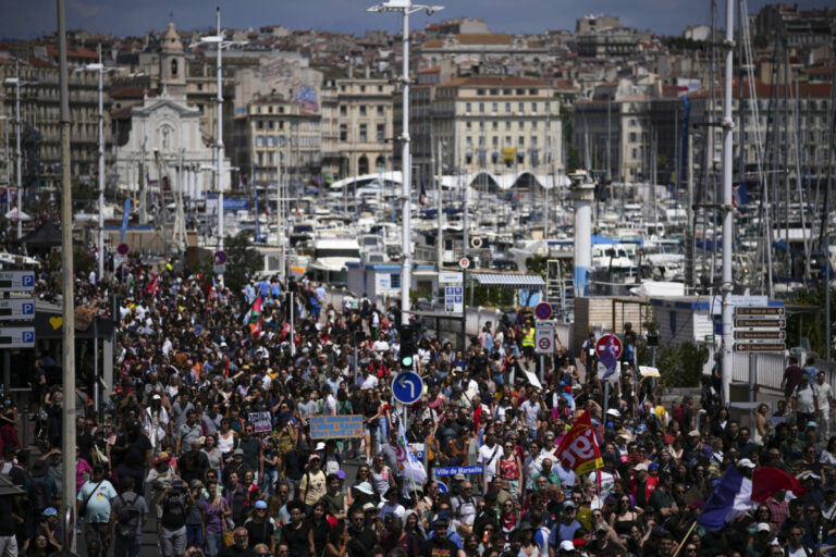 Francúzsko bolo plné demonštrantov, v krajine sa uskutočnili protesty proti krajnej pravici (foto)