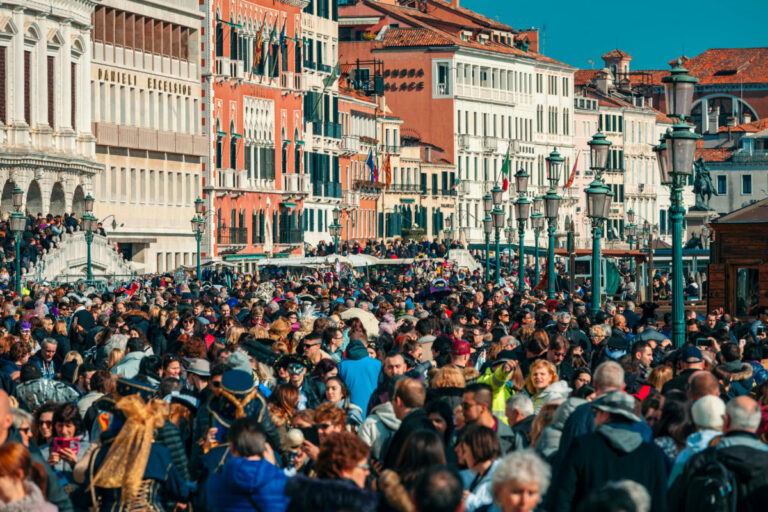 Benátky zaviedli nové pravidlá, zakázali reproduktory a obmedzili veľkosť turistických skupín