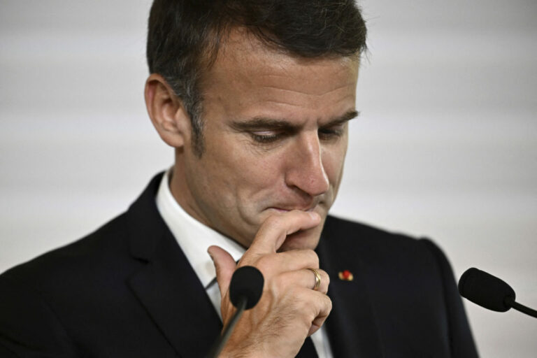 Macron varuje voličov pred občianskou vojnou, krajná pravica aj ľavica prinášajú zlé reakcie na skutočné problémy
