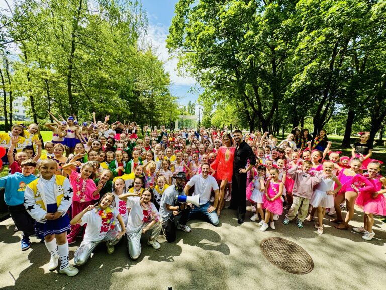 V novom klipe Mira Jaroša tancuje 300 detí. Ku Dňu detí im splnil sen (video)