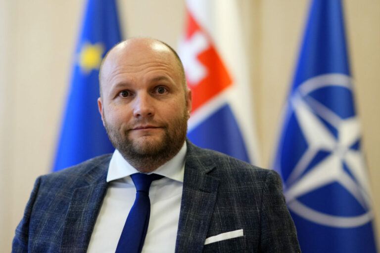 Analýza na darovanie stíhačiek Ukrajine podľa ministerstva neexistovala a podáva trestné oznámenie. Naď sa zamotáva do klamstiev (video)
