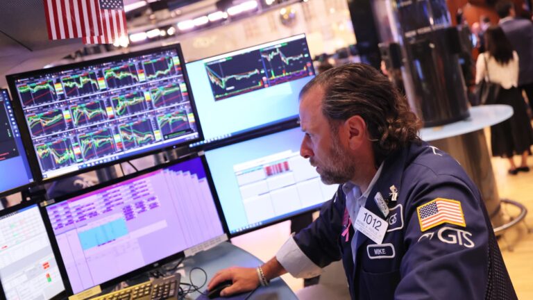 Tesla prudko stúpa, S&P uzatvára nad 5 500