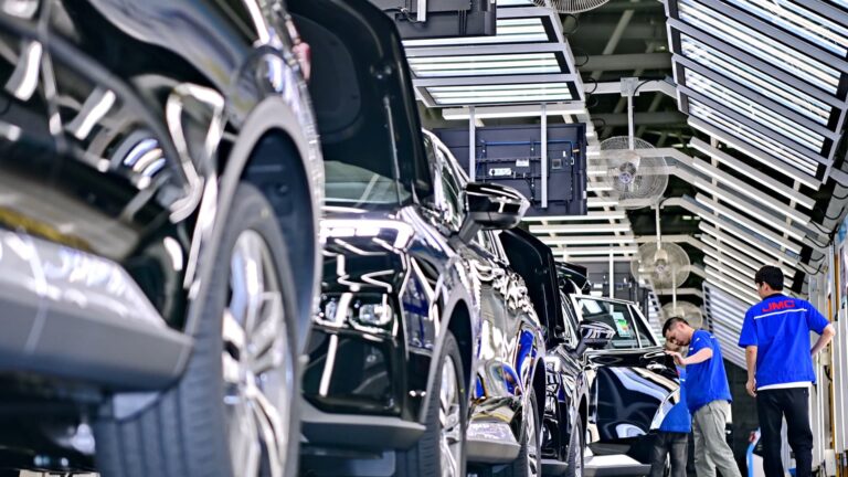 Čína dúfa v riešenie ciel na elektromobily s EÚ „čo najskôr“