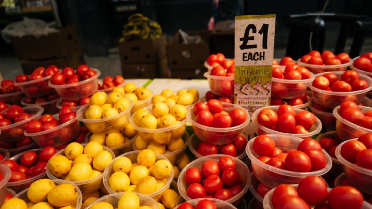 Britská libra prvýkrát za rok prekonala 1,3 dolára