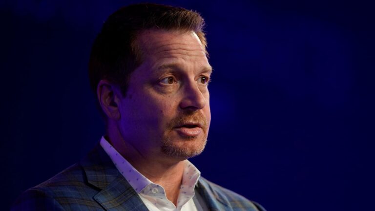 Akcie CrowdStrike klesajú, pretože dopad globálneho výpadku technológií pokračuje