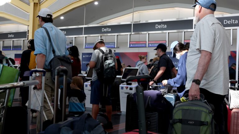 Delta ruší viac letov, snaží sa zotaviť z výpadku Microsoftu