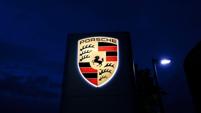 Akcie Porsche klesajú, pretože automobilka znižuje výhľad na rok 2024 na nedostatok hliníkových zliatin