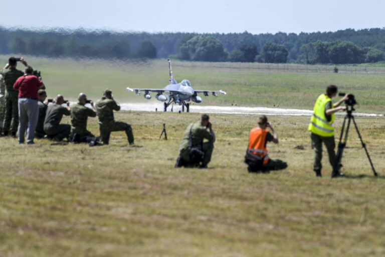 Prílet stíhačiek F-16 na Slovensko, nad letiskom v Kuchyni urobia aj nízky prelet (video+foto)