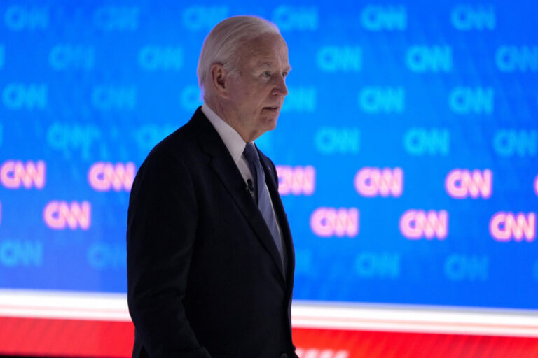 Biden čelí rastúcemu tlaku demokratov na stiahnutie sa z boja o Biely dom, americký prezident však pokračuje v kampani