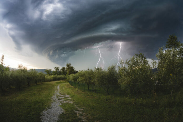 Meteorológovia varujú pred vysokými teplotami a silnými búrkami, očakávajú trojcentimetrové krúpy