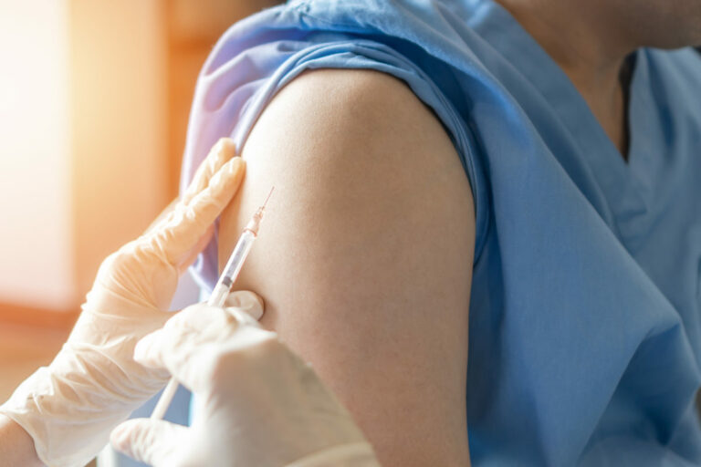 V Bratislave prebehla očkovacia kampaň v komunitách ľudí bez domova, proti hepatitíde A zaočkovali 155 ľudí