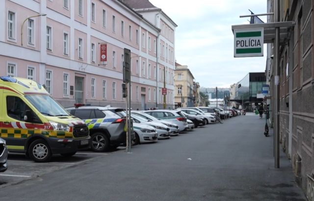 Sám si strkal palicu do zadku a rozbíjal si hlavu? Pýta sa zdrvená matka a neverí slovenskej polícii