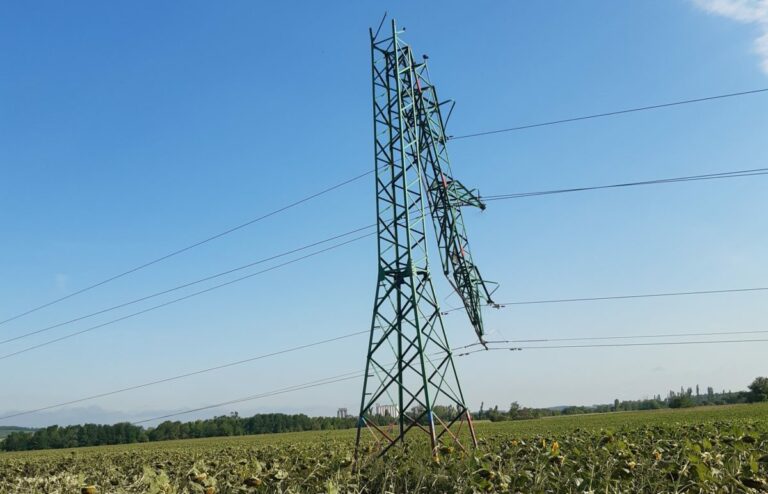 Búrky spôsobili na Strednom Slovensku energetickú kalamitu, bez prúdu sú tisíce domácností (video)