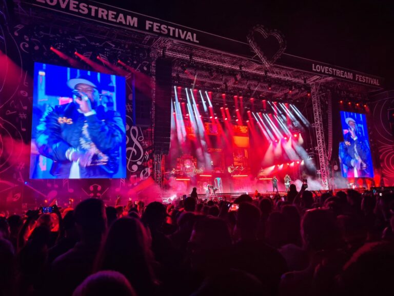 Tretí ročník festivalu Lovestream odpálili 50 Cent a Rita Ora, ktorá na pódiu aj podpisovala (video)