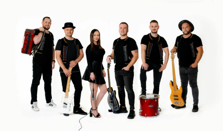 Kapela Exotik prichádza s novým albumom „Hraj“ a vydáva jeden videoklip za druhým