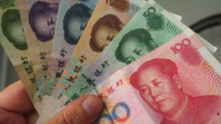 Čínsky jüan dosiahol najsilnejšiu úroveň voči doláru za viac ako 16 mesiacov, keď investori hodnotili stimul PBOC
