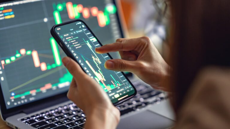 Bitcoin sa zotavuje z najhoršieho týždňa za viac ako rok a prekonal 57 000 dolárov