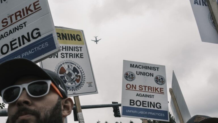 Boeing spríjemňuje ponuku práce v „najlepšej a konečnej“ ponuke