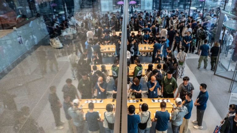 Trojnásobok spoločnosti Huawei sa ukázal byť populárny medzi fanúšikmi Apple iPhone v Pekingu