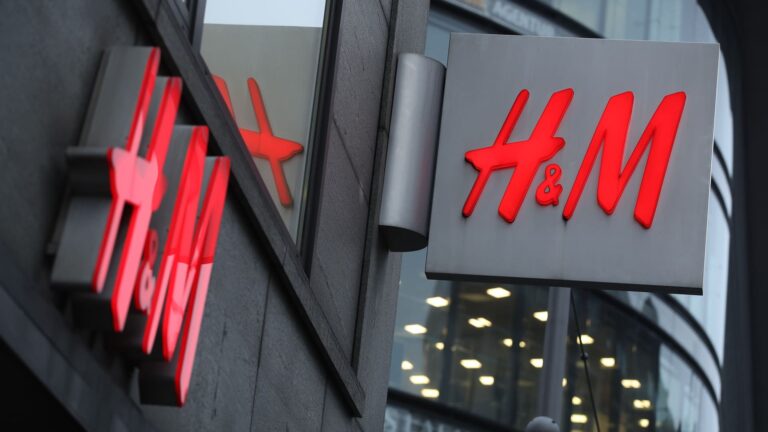 Akcie H&M klesli o 7 % pri strate zisku a znížení cieľovej marže