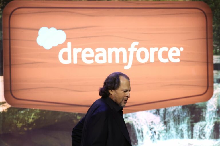 Generálny riaditeľ Salesforce: Agenti AI by mohli nahradiť najímanie pracovníkov na koncerty