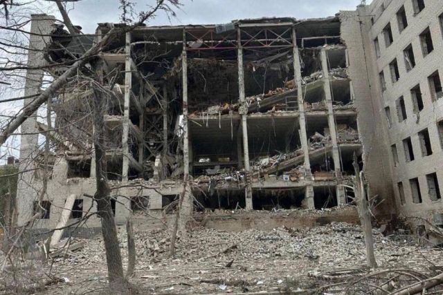 Krvavý útok v Poltavskej oblasti: Ruské rakety zabili v nemocnici a vzdelávacom zariadení desiatky ľudí (video+foto)